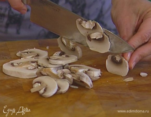 Шампиньоны почистить и нарезать тонкими пластинками.