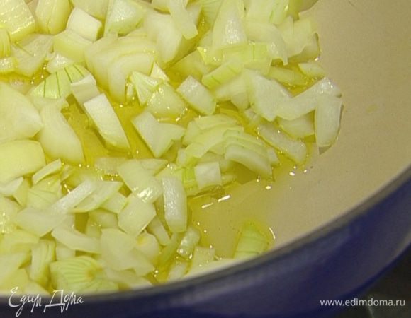 В тяжелой кастрюле с толстым дном разогреть растительное масло и обжарить лук до прозрачности.