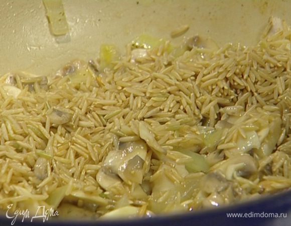 Всыпать рис, влить 250 мл горячей воды и накрыть кастрюлю крышкой. Убавить огонь и варить 15—20 минут.