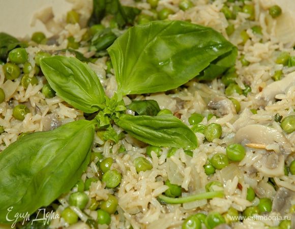 Добавить замороженный горошек, перемешать, снова накрыть крышкой и тушить еще 2–3 минуты, в конце добавить листья базилика.