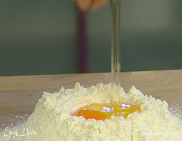 Влить 1 ст. ложку растительного масла и 100 мл теплой воды, добавить яйцо, щепотку соли и замесить тесто.