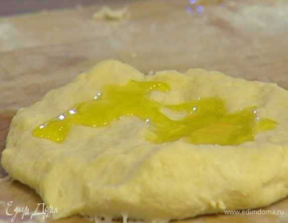 Разделить тесто на две части. В одну часть добавить еще 1 ст. ложку растительного масла, соединить со второй частью и снова вымесить.