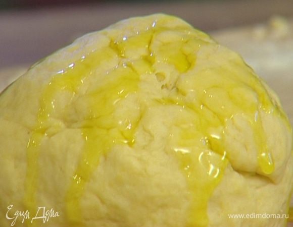 Скатать шар, примять его рукой, полить оставшимся маслом. Накрыть миской и оставить на полчаса.