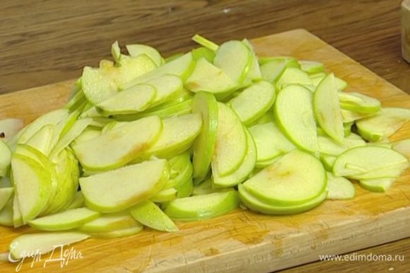 Из яблок удалить сердцевину с семечками, нарезать тонкими дольками, сбрызнуть лимонным соком.