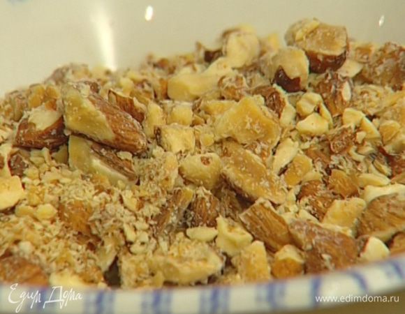 Миндаль измельчить ножом или в блендере.