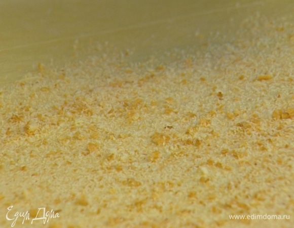 Смазать тесто предварительно размягченным сливочным маслом, присыпать сухарями, оставив с одного края неприсыпанную полоску шириной 10 см.