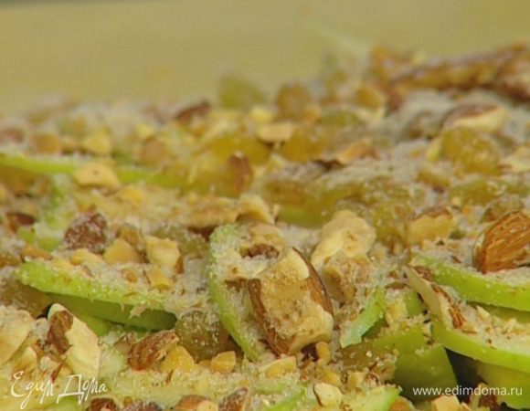 На сухари равномерно выложить яблоки, изюм, миндаль. Присыпать сахаром с корицей, положить сверху несколько кусочков сливочного масла.