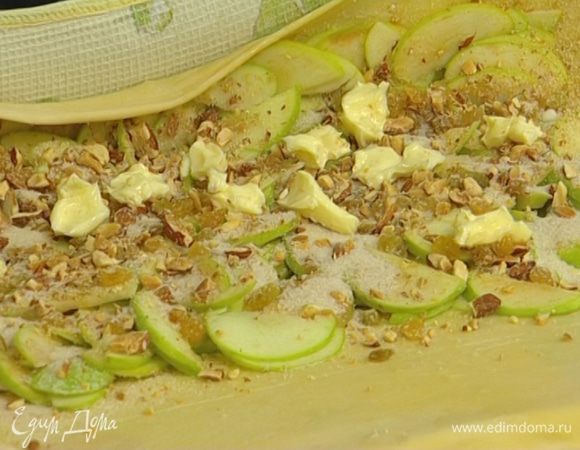 Желток с молоком взбить вилкой и смазать полоску теста без начинки.