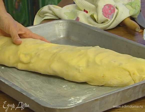 Смазать противень оставшимся маслом, присыпать мукой и уложить на него штрудель швом вниз.