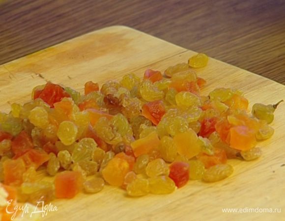 Цукаты и сухофрукты порубить.