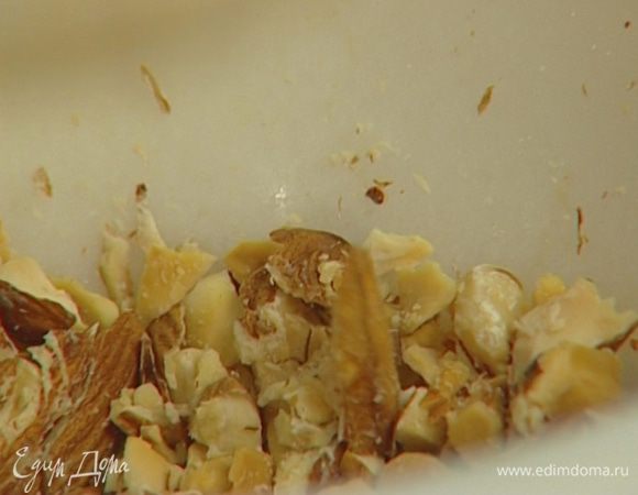 Миндаль измельчить в ступке.