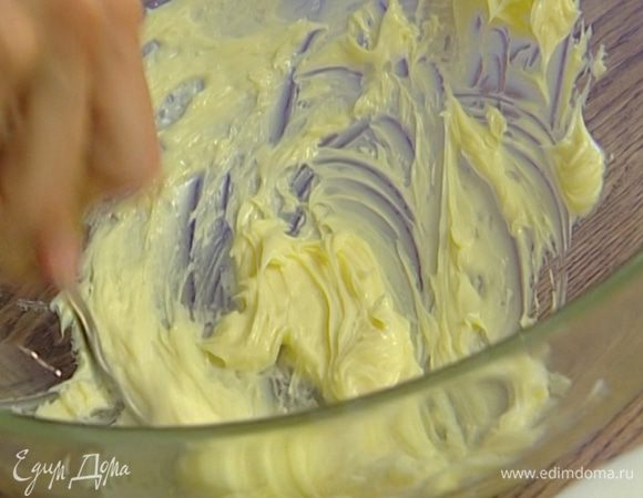 Сливочное масло взбить вилкой или небольшим венчиком.