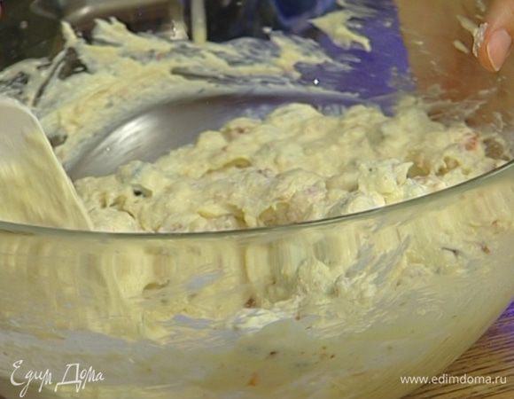 Добавить к маслу сухофрукты, цукаты и орехи.