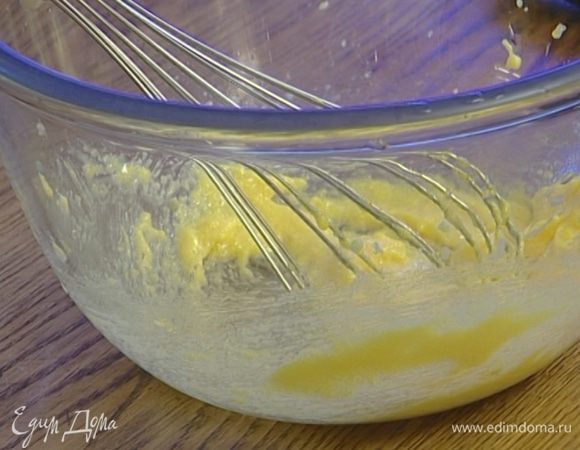 Желтки взбить с сахаром.