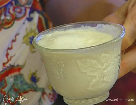 Сливки влить в небольшую кастрюлю и довести до кипения, но не кипятить.