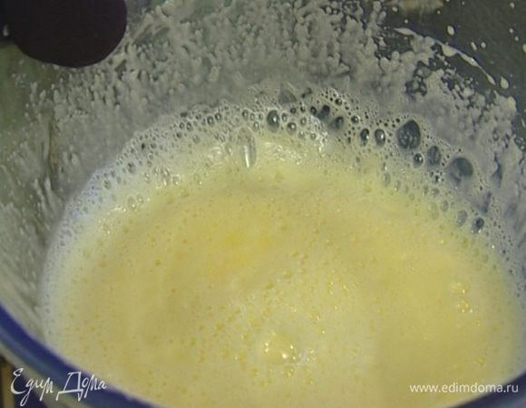 Добавить к сливкам взбитые желтки и, непрерывно помешивая, прогревать на маленьком огне, пока крем не загустеет, затем снять с огня, вымешивать еще 2–3 минуты и остудить.