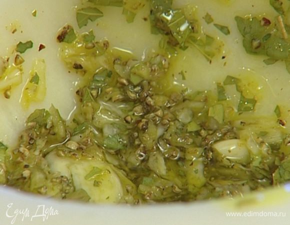 Приготовить маринад: чеснок почистить и растереть в ступке вместе с лавровыми листьями и перцем, затем добавить 4–5 ст. ложек оливкового масла и перемешать.