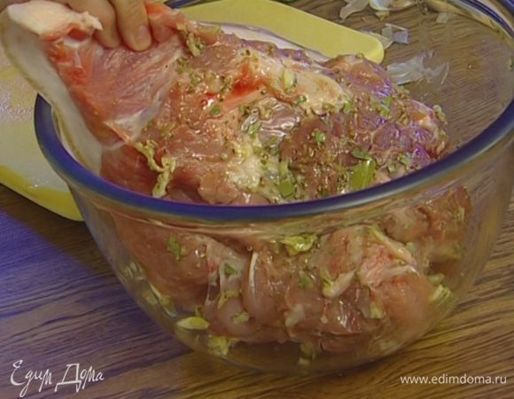 Смазать мясо маринадом, положить в глубокую посуду и поставить на час в холодильник.