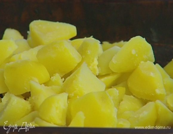 Картофель почистить, крупно нарезать и отваривать в подсоленной воде 5-10 минут. Затем воду слить (немного картофельного отвара сохранить).