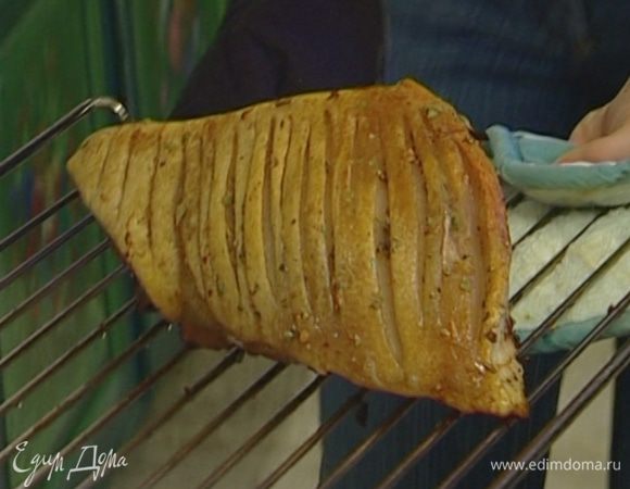 На средний уровень разогретой духовки поставить пустой противень. Свинину положить на решетку кожей вниз, поставить на верхний уровень духовки и запекать около часа, затем полить мясо картофельным отваром.