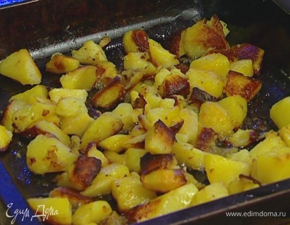 Отваренный картофель выложить на противень, полить оставшимся оливковым маслом и поставить запекаться под свинину. Через 15 минут картофель перевернуть и запекать все еще около 20-30 минут.