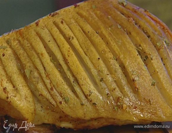 Готовую свинину присыпать крупной солью.