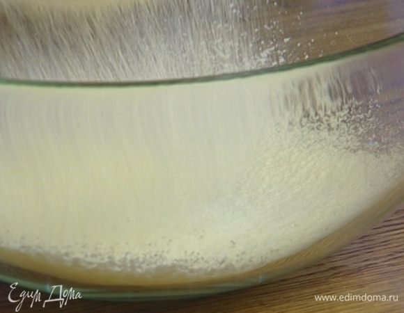 Муку просеять, добавить соль и соду, перемешать. 