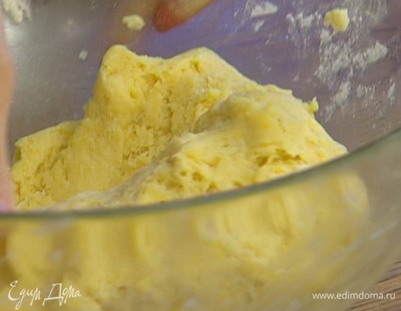 Добавить 110 г предварительно размягченного сливочного масла, молоко и ром. Вымесить тесто.