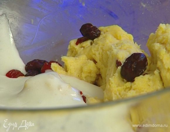 Добавить в тесто клюкву и вишню, цедру лимона, взбитые белки и перемешать. 