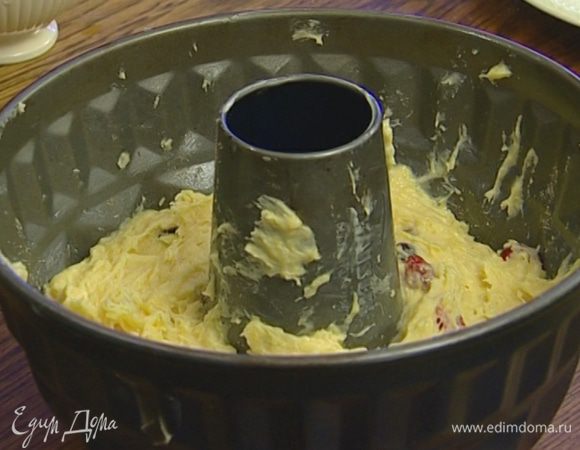 Форму для выпечки смазать оставшимся сливочным маслом, присыпать сухарями, выложить в нее тесто. 