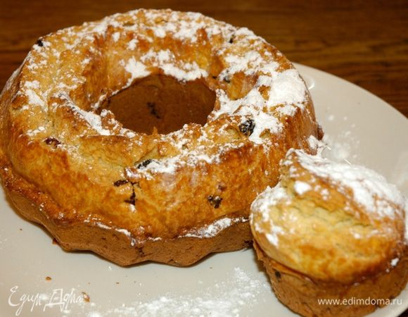Желток со сливками слегка взбить вилкой и смазать тесто сверху. Выпекать кулич в разогретой духовке около часа. 