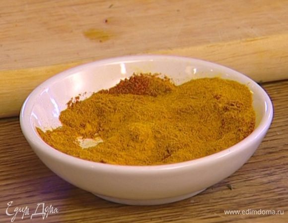 Куркуму перемешать с молотым красным перцем. 