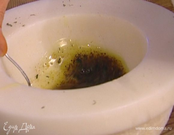 Приготовить заправку: черный перец растолочь в ступке со щепоткой соли и листьями с 5 веточек тимьяна, добавить оливковое масло и бальзамический уксус. Все перемешать и разделить заправку пополам.