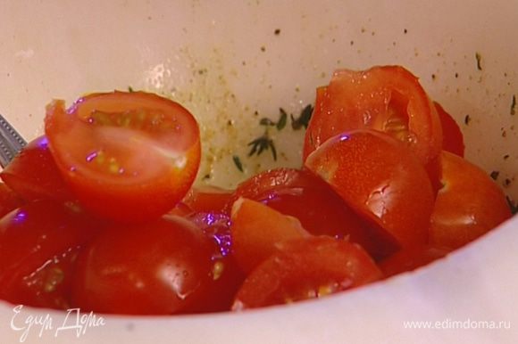 В заправке с чесноком обвалять сладкий перец, а во второй части заправки — половинки помидоров.