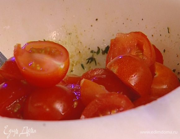 В заправке с чесноком обвалять сладкий перец, а во второй части заправки — половинки помидоров.