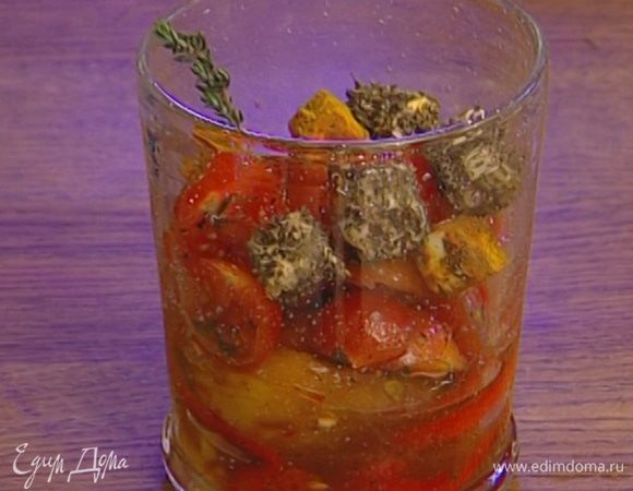 В широкие прозрачные стаканы выложить понемногу перца, затем по нескольку половинок помидоров, а сверху разноцветные кубики феты. Украсить веточками тимьяна.