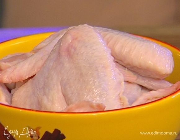 Куриные крылышки вымыть и просушить бумажным полотенцем.