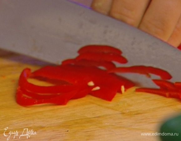 Перец чили, удалив семена, мелко порубить.