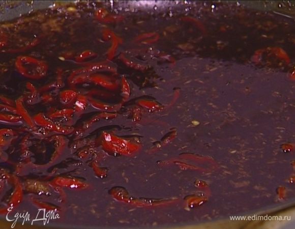 В тяжелую сковороду с толстым дном влить уксус, сок лайма и грейпфрута, добавить сахар, тмин, чили и на медленном огне уваривать соус 20–30 минут, затем добавить цедру апельсина.