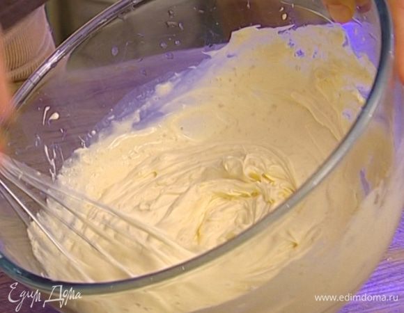 Приготовить мороженое: сметану взбить с 50 г сахара и лимонным соком и поставить на 2 часа в морозилку.