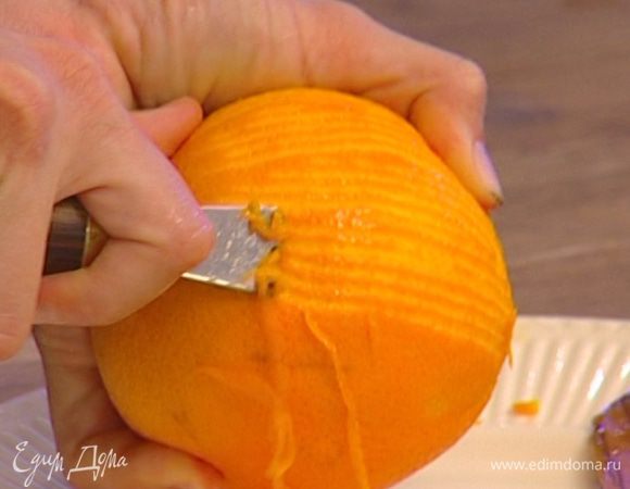 Цедру апельсина нарезать как можно тоньше, сок отжать.