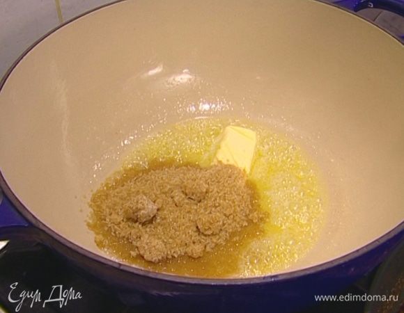 Сливочное масло растопить в тяжелой кастрюле с толстым дном, добавить оставшийся сахар, перемешать.