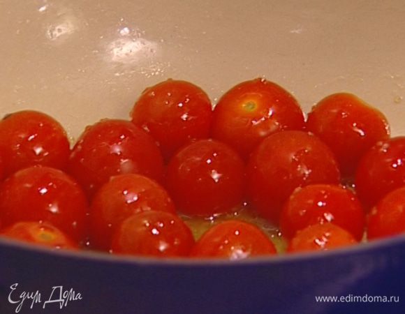 Помидоры черри выложить в кастрюлю с маслом и сахаром и тушить несколько минут на медленном огне, аккуратно помешивая, чтобы помидоры по возможности остались целыми.