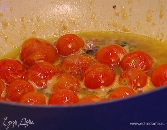 Добавить цедру апельсина, апельсиновый сок, стручок и зерна ванили и тушить на медленном огне еще 10—15 минут.