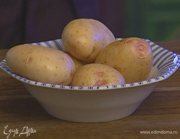 Картофель тщательно вымыть, подсушить и уложить на противень.