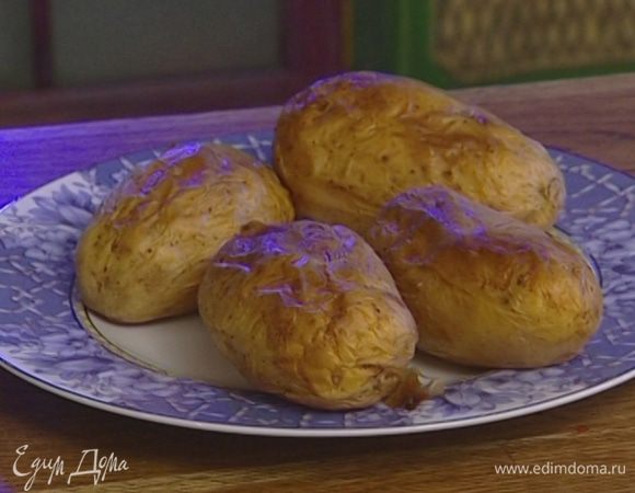 Запекать в разогретой духовке около часа, до появления золотистой корочки, затем проткнуть картошку ножом, если нож входит легко — значит, она готова.