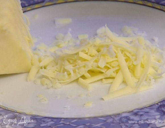 Сыр натереть на мелкой терке.