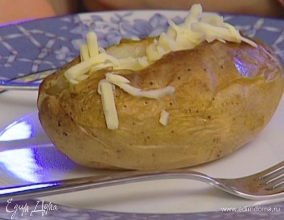 Сделать на каждой картофелине разрез вдоль до половины, вынуть немного мякоти, посолить и начинить сливочным маслом и натертым сыром.