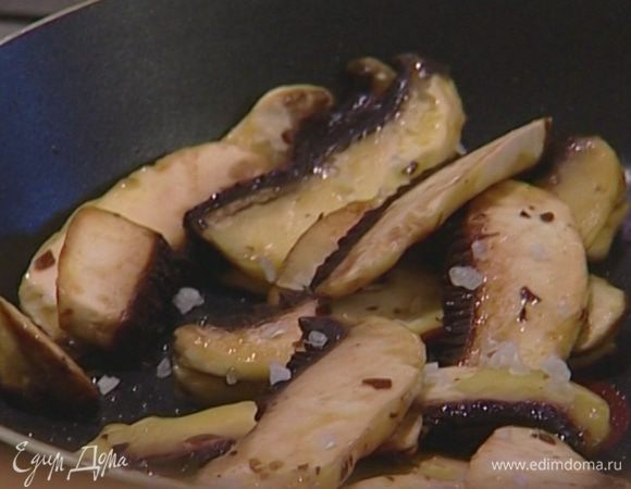 Разогреть в сковороде 2 ст. ложки оливкового масла и обжарить грибы, сразу же посолив и поперчив их.