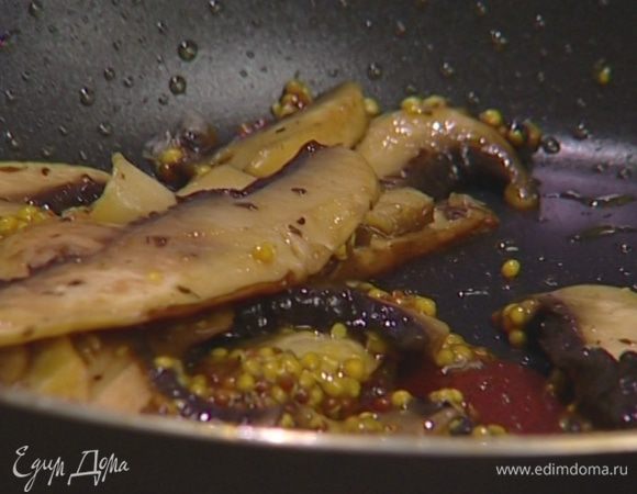 Через 2—3 минуты добавить горчицу и уксус, перемешать и снять с огня.